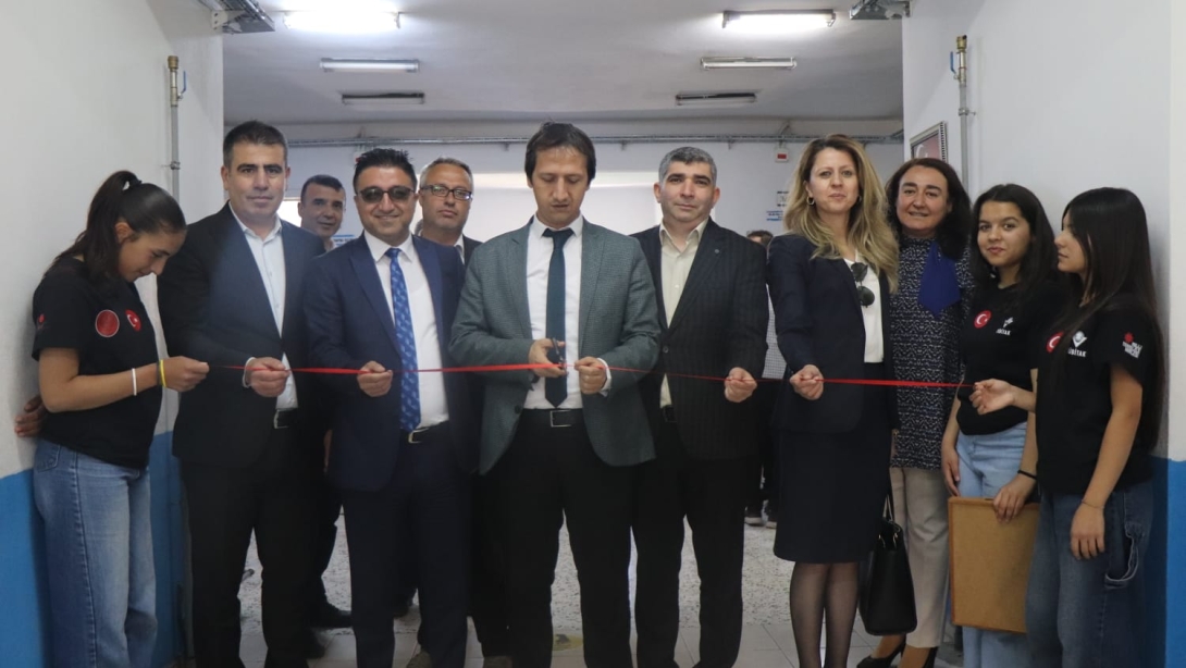 Ericek Şehit Elhas Esendere Ortaokulumuzda Tübitak 4006 Bilim Fuarının Açılışı Yapıldı